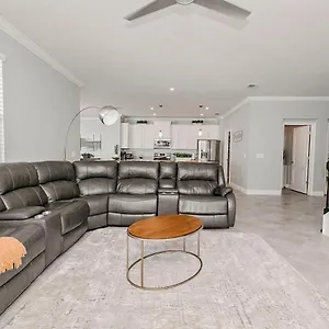 Spacious 4 Bed Near Orlando Gated Pool Access Sanford