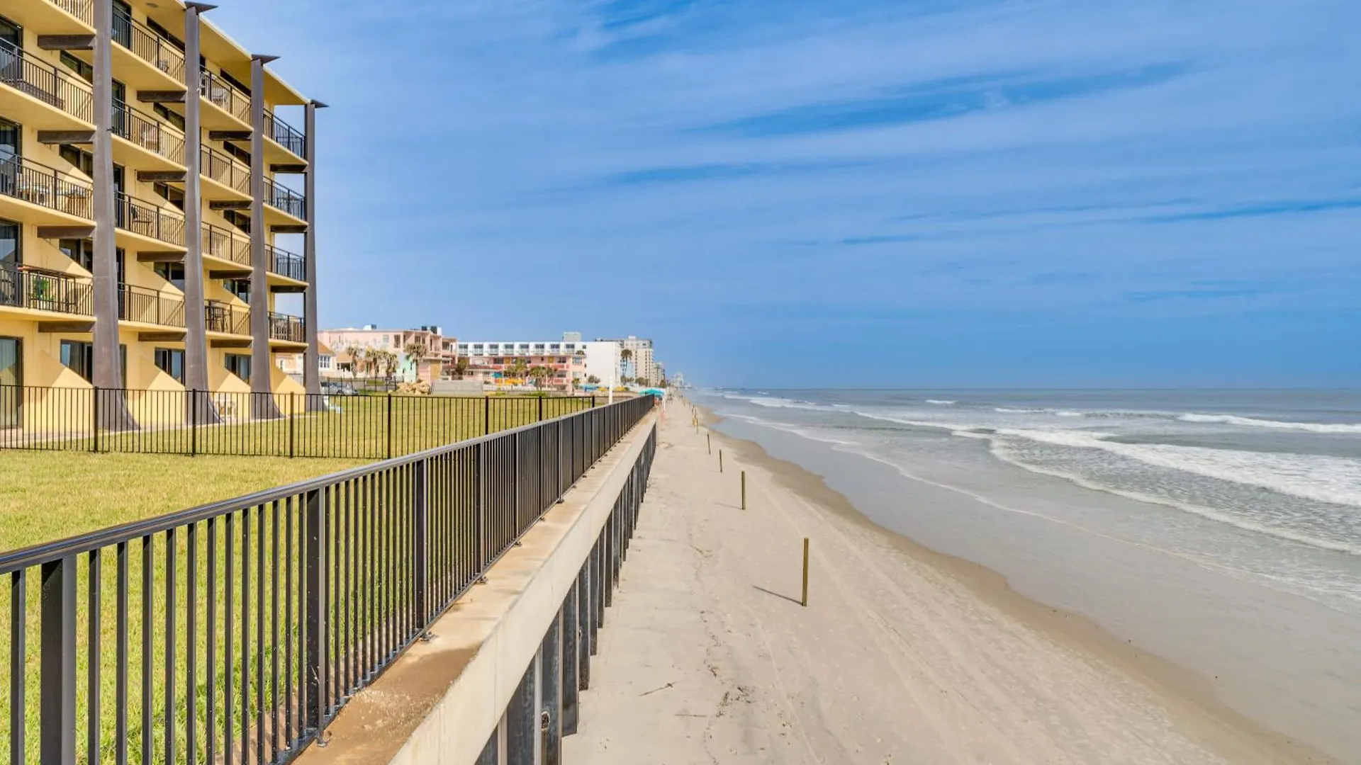 Cozy Beachfront Condo In Daytona Beach Shores!