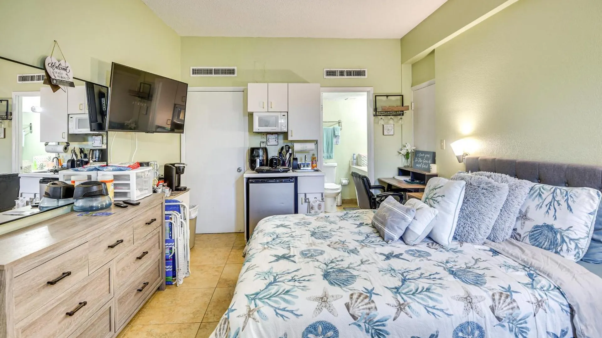 Cozy Beachfront Condo In Daytona Beach Shores! United States