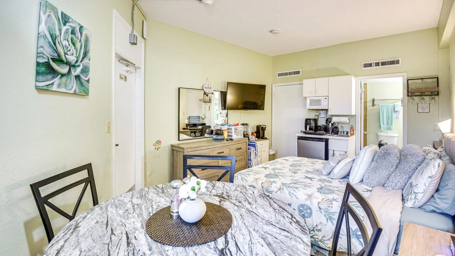Cozy Beachfront Condo In Daytona Beach Shores! 0*,